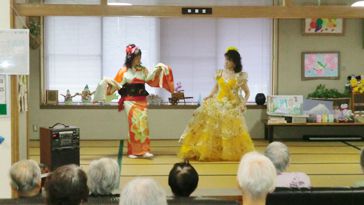 ボランティアさんの踊りにうっとり