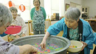 夏祭りの金魚すくいもどきで大盛り上がり