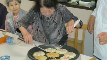 おやつ（お好み焼き）づくりに挑戦
